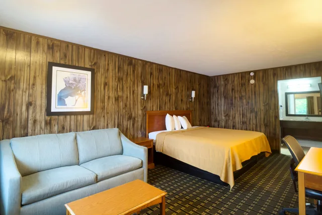 Room, Queen Bed, River Front، Tennessee Mountain Lodge Riverside by OYO 4/6