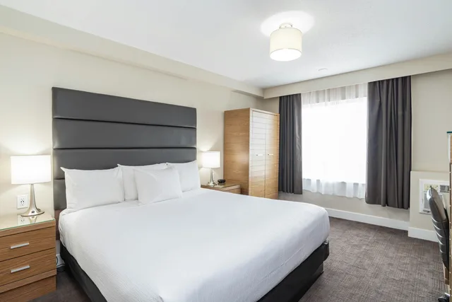 غرفة قياسية بسرير كينج، Sandman Hotel Grande Prairie 1/4
