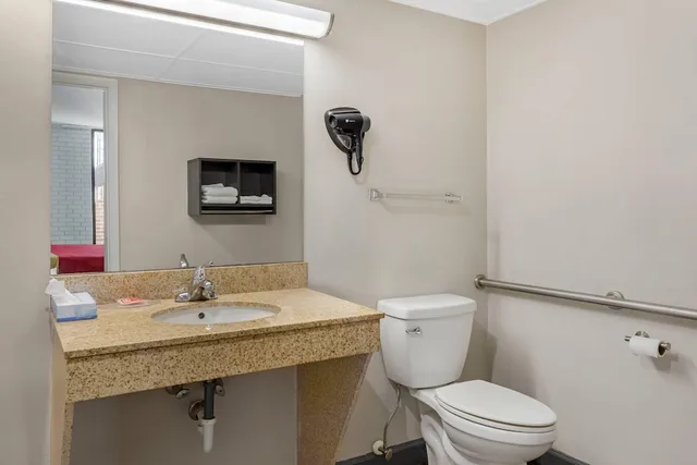 غرفة بسرير كينج للمدخنين لذوي الإعاقة، Econo Lodge Creedmoor - Butner 8/10