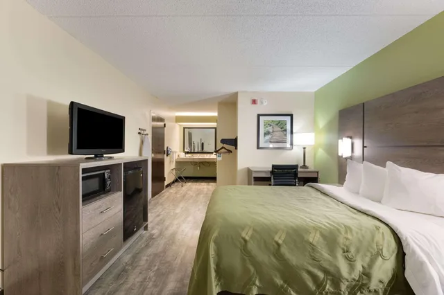 غرفة بسرير مزدوج بإطلالة على الجبل للمدخنين لذوي الإعاقة، Quality Inn Airport - Southeast 2/4
