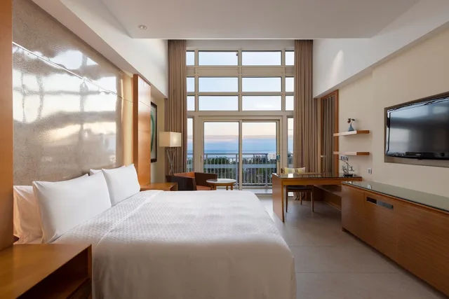 غرفة بسرير كينج بإطلالة على البحر، Four Points By Sheraton Shenzhou Peninsula 1/3