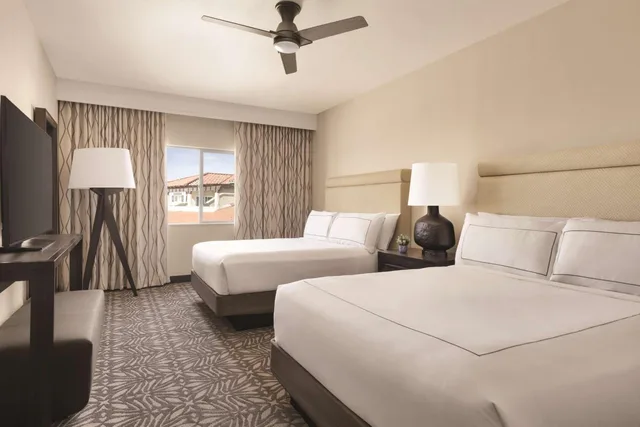 جناح رئاسي بسرير كينج وسريرين كوين بإطلالة على البحر مع أريكة، Zachari Dunes on Mandalay Beach, Curio Collection by Hilton 1/8
