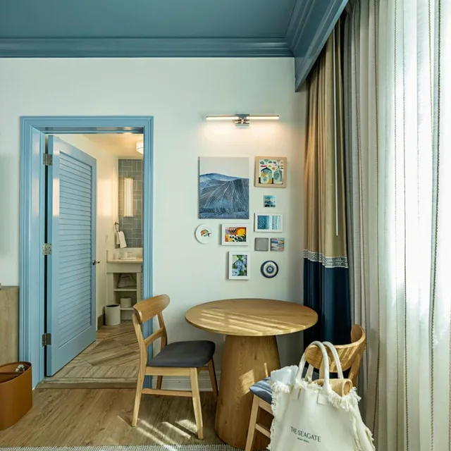 غرفة داخلية بسرير كينج بشرفة، The Seagate Hotel Spa 3/4
