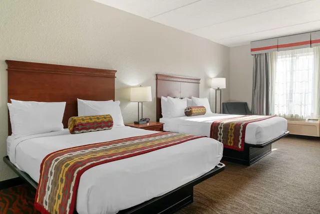 جناح جونيور بسريرين كوين لذوي الإعاقة، Executive Inn & Suites 2/4
