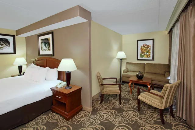 جناح جونيور بسرير كينج مع أريكة، Doubletree By Hilton Mahwah 1/3