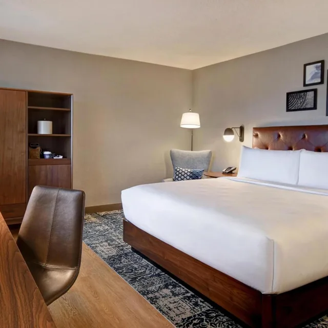 غرفة بسرير كينج بحوض استحمام لذوي الإعاقة، Four Points By Sheraton Boston Newton 4/10
