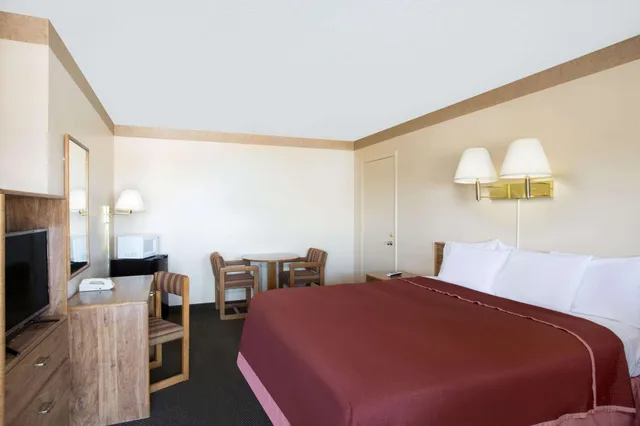 غرفة بسرير كوين، Howard Johnson By Wyndham Brigham City 2/4