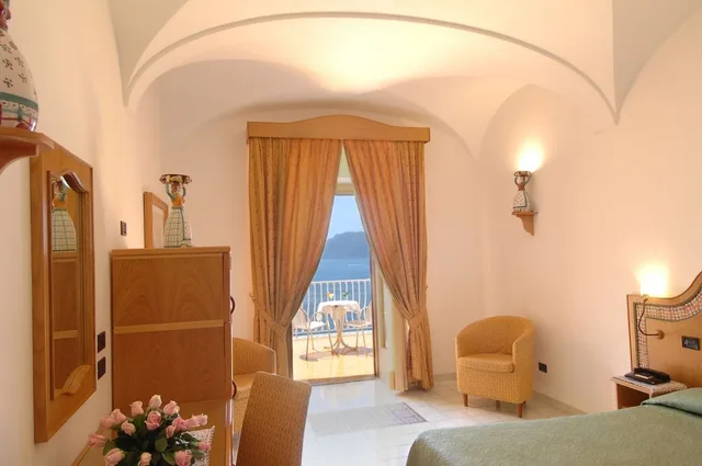 غرفة كلاسيكية بسريرين منفصلين بإطلالة على البحر بشرفة، Hotel Tramonto d'Oro 6/7