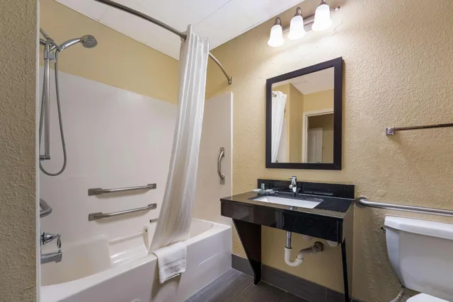 Mini, Suite, King Bed, Sofa, Accessible، Best Western Bradbury Inn & Suites 1/3