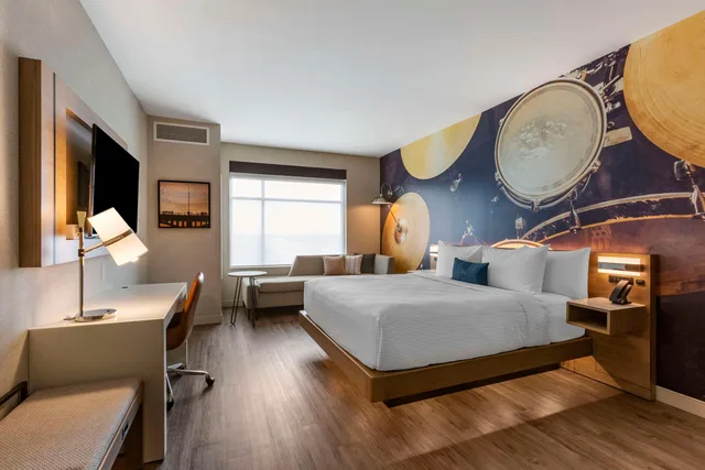 غرفة بسرير كينج، Cambria Hotel Austin Airport 1/3
