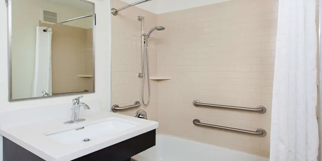 غرفة بسرير كوين بحوض استحمام لذوي الإعاقة، MainStay Suites Wichita Northeast 2/2