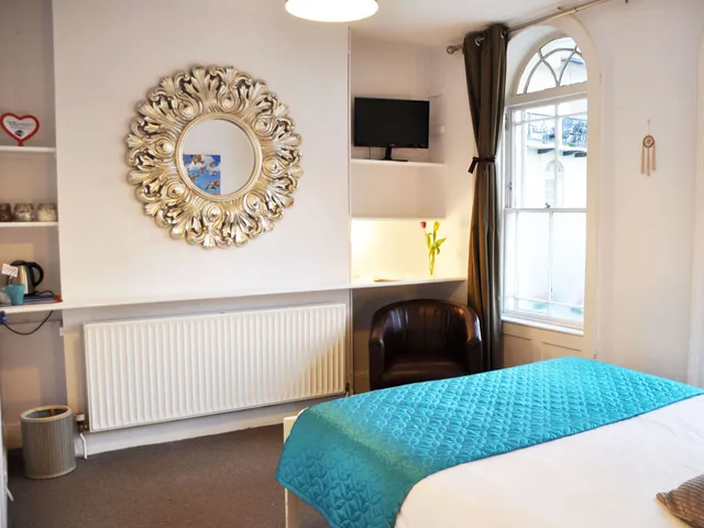 Deluxe, King Bed, Queen Bed, Ground Floor, Motel Schmotel 2/3