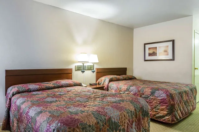 Upgrade, 2 Double Beds، Rodeway Inn Magic Mountain Area 1/2