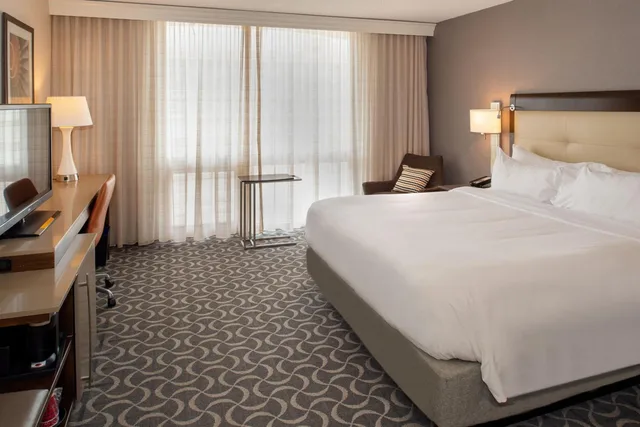 Guest Room, King Bed, High Floor, West Tower، Marriott St. Louis Airport 1/7
