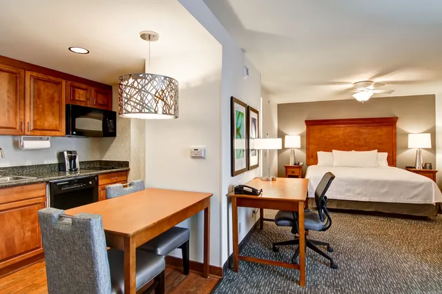 استوديو ديلوكس بسرير كينج لذوي الإعاقة، Homewood Suites by Hilton Omaha-Downtown 3/6