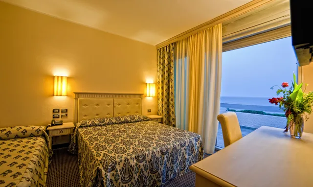 غرفة قياسية رباعية بسرير مزدوج بإطلالة على البحر بغرفتي نوم مع أريكة، Hotel Villaggio Club ALTALIA 3/4