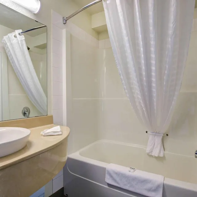 غرفة بسرير كوين، Motel6 Grande Prairie, AB 7/7