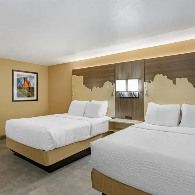 غرفة بسريرين كوين بحوض استحمام لذوي الإعاقة، Best Western Plus Canyonlands Inn 1/5