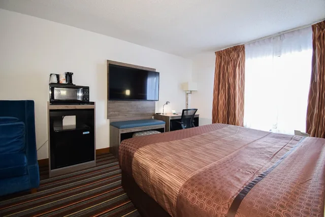 غرفة قياسية بسرير كينج، Quality Inn and Suites Sulphur Springs TX 2/8