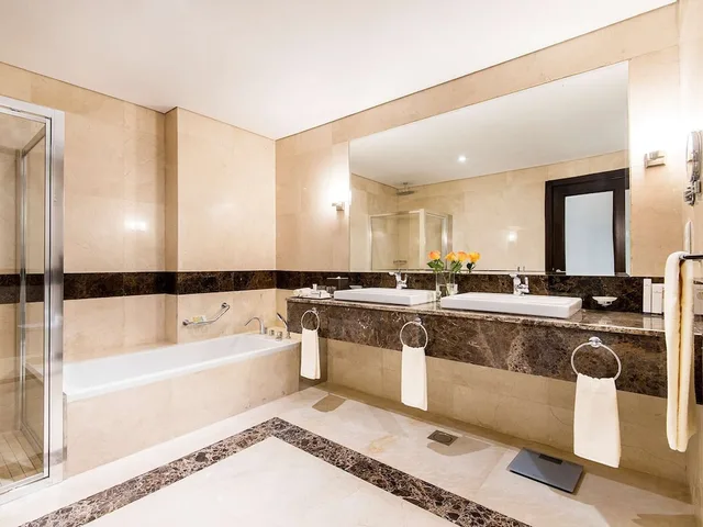 غرفة تنفيذية بسريرين منفصلين، Golden Tulip Doha 9/10