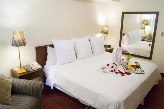 جناح جونيور، Hotel Carrera Ex Thunderbird Hotels Carrera 1/1
