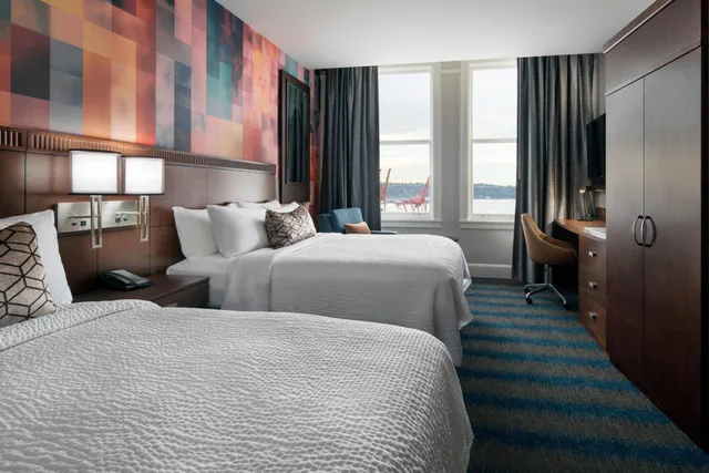 Room, 2 Queen Beds, Bay View, Bathtub, Accessible، Courtyard Seattle Downtown Pioneer Square 1/4