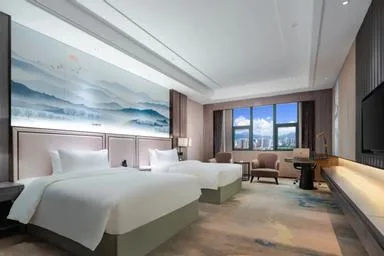 غرفة بسريرين منفصلين بإطلالة على المدينة، Ramada Plaza by Wyndham Hezhou North 1/2