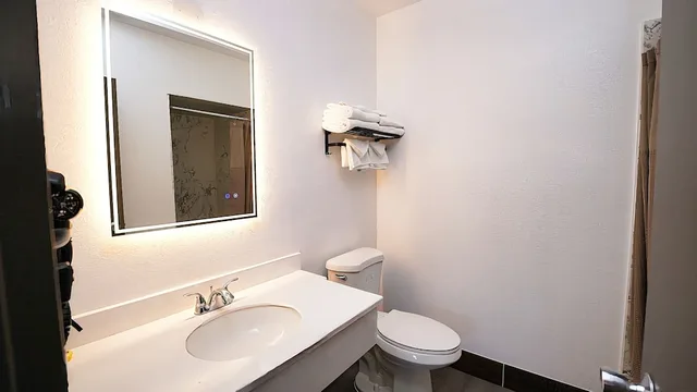 Room, 2 Queen Beds, Balcony, Seaside Inn & Suites 1/5