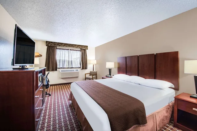 Studio, Suite, King Bed, Super 8 by Wyndham Harlingen TX 2/2