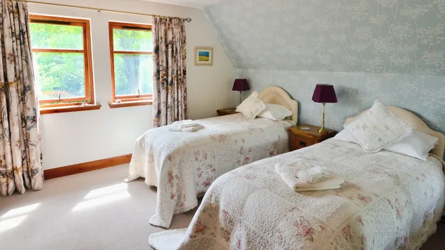 غرفة بسريرين منفصلين بحمام خاص، Home Farm Bed and Breakfast 1/3