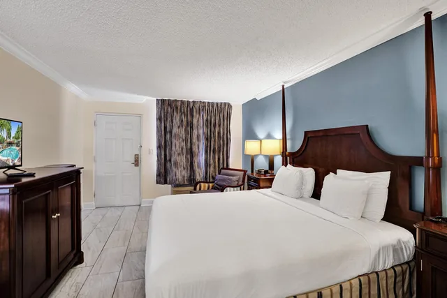 Traditional King Poolside KNP11، Fort Lauderdale Grand Hotel 2/4