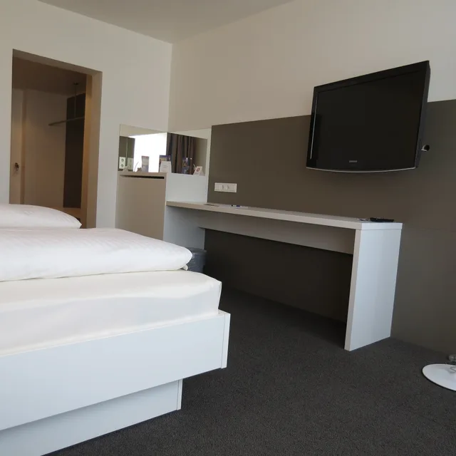 Standard, King Bed, Comfor Hotel 6/10