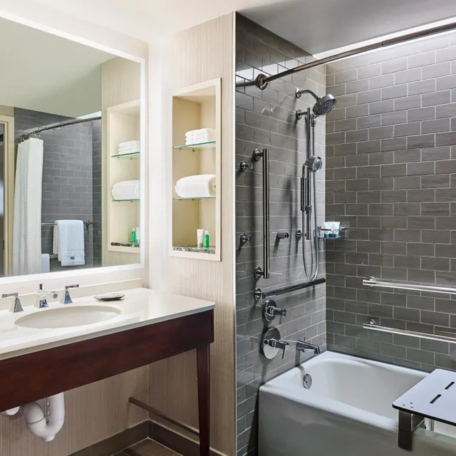 غرفة بسرير كينج بحوض استحمام لذوي الإعاقة، Westin Chicago River North 2/2