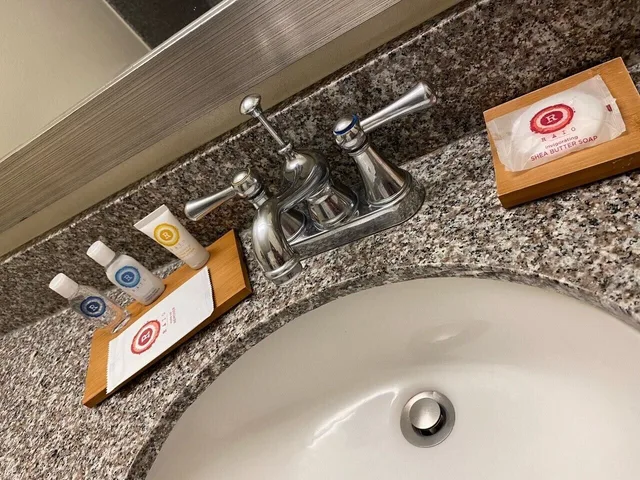 جناح بسرير كينج مع أريكة، Comfort Inn & Suites New Orleans Airport North 8/8