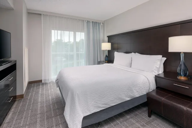 غرفة قياسية مع أريكة، Staybridge Suites Miami Doral Area 3/8