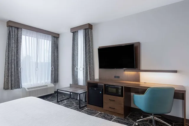 غرفة بسرير كينج، La Quinta Inn and Suites by Wyndham Centralia 6/10