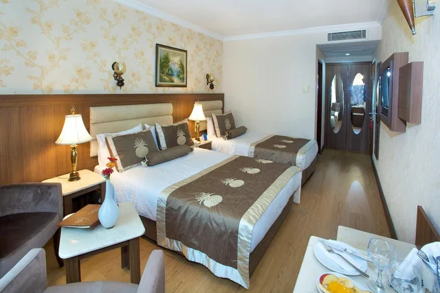 غرفة قياسية بسرير مزدوج وسرير فردي، Grand Hilarium Hotel 4/10