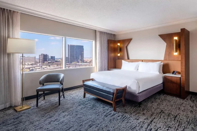 1 Bedroom, Suite, King Bed, Lake View, Sofa, Peloton، Hilton Dallas Lincoln Centre by the Galleria 1/2