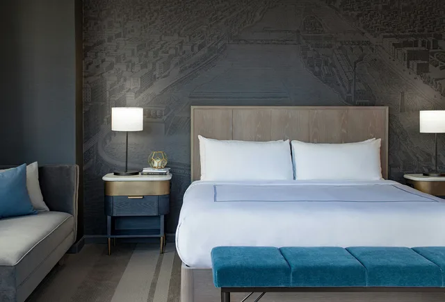 Room, King Bed, Corner, THE MARQUETTE HOTEL, CURIO COLLECTION BY HILTON 1/3