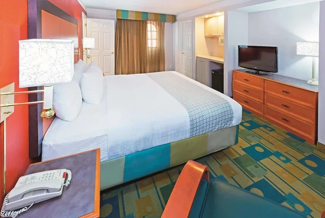 Junior Suite, Studio, King Bed، Baymont by Wyndham Lubbock - Downtown Civic Center 1/3