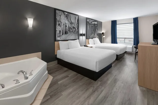 Suite, 2 Queen Beds, Super 8 By Wyndham Quebec City 5/8