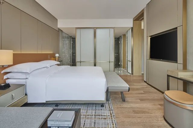 Ambassador, Deluxe, Suite, King Bed, DoubleTree by Hilton Jiangxi Fuzhou 2/4