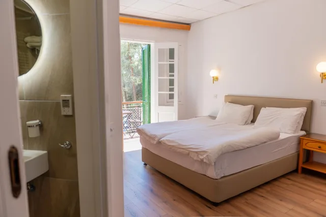 غرفة بسرير مزدوج أو سريرين منفصلين، New Helvetia Hotel 1/7
