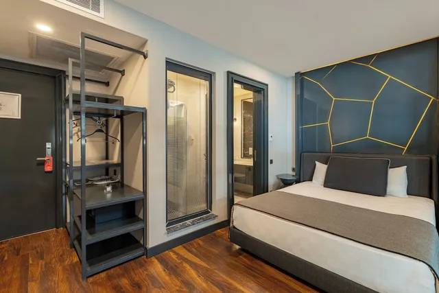Economy, Queen Bed, No Window، Lucky Monkey Hotel 3/7