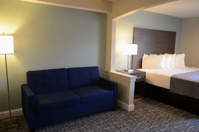Renovated, Executive, King Bed، Opal Hotel and Suites 10/10