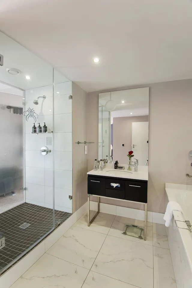 Junior Suite, Studio, King Bed, The Commodore Hotel 8/8