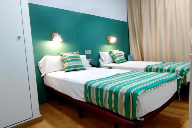 غرفة بسرير مزدوج أو سريرين منفصلين بحمام مشترك، Yomo Hostal BCN Port 1/1