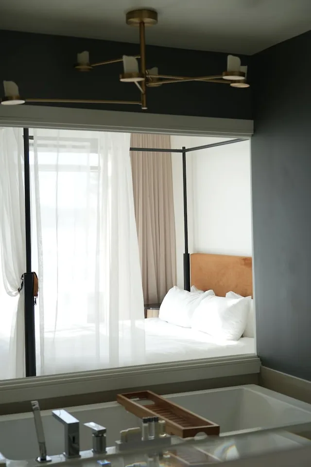 جناح بسرير كينج بإطلالة على البحيرة مع أريكة، ESTEREL RESORT 1/4