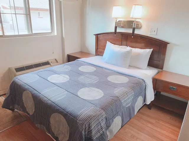 غرفة أساسية مفردة بسرير كوين، Americas Best Value Inn 1/3