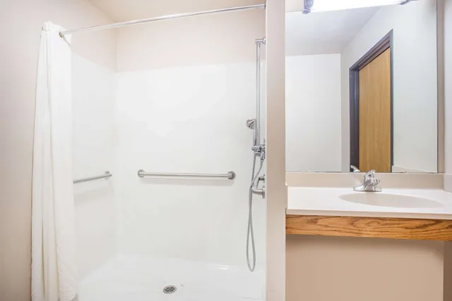 غرفة بسريرين كوين لذوي الإعاقة، Super 8 by Wyndham Monroe WI 4/6